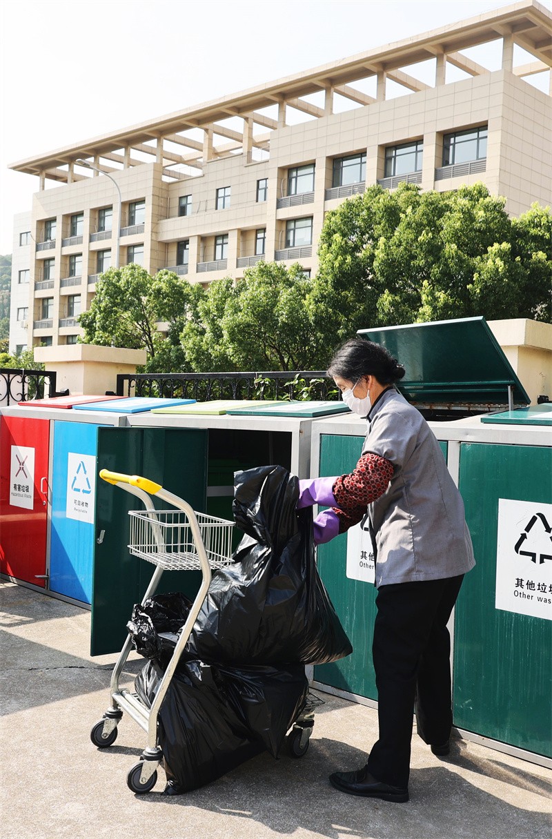 长途客运中心保洁员.jpg